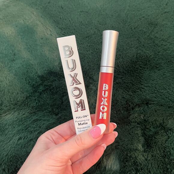 NEW Buxom Full On Plumping Matte Lip Creme in Drop Some $ Red - Picture 1 of 4